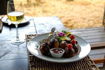 هتل Honeyguide Tented Safari Camps   Mantobeni