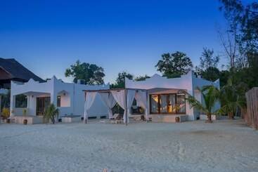 هتل Konokono Beach Resort And Isaraya Luxury Overwater Villas