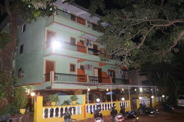 هتل Krish Holiday Inn