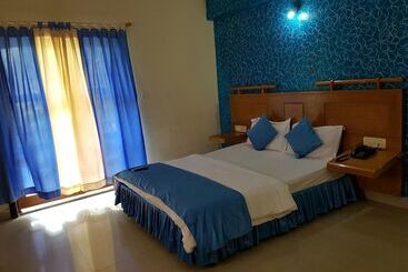 هتل Krish Holiday Inn