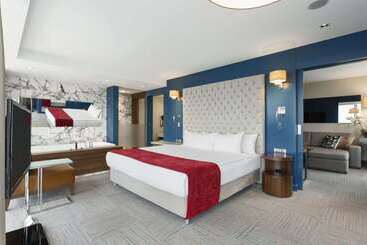 هتل Ramada Encore By Wyndham Izmir
