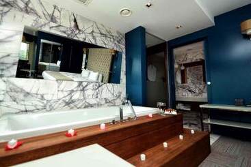 هتل Ramada Encore By Wyndham Izmir