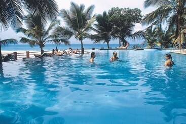 استراحتگاه Soma Manaltheeram Ayurveda Beachvillage