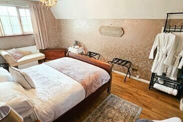 تختخواب و صبحانه Drumhirk House