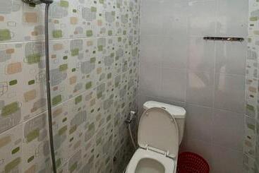 هتل Valencia Homestay Redpartner