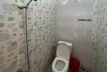 هتل Valencia Homestay Redpartner