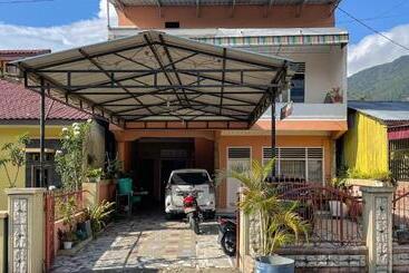 هتل Valencia Homestay Redpartner