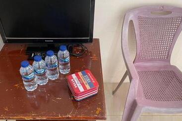 هتل Valencia Homestay Redpartner