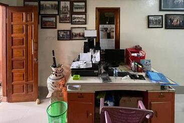 هتل Valencia Homestay Redpartner
