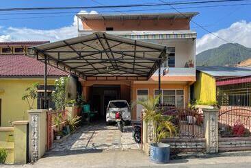 هتل Valencia Homestay Redpartner