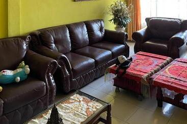 هتل Valencia Homestay Redpartner