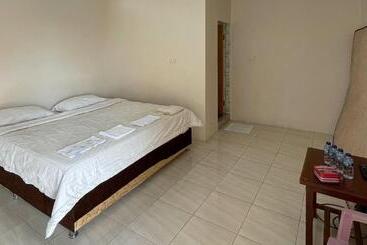 هتل Valencia Homestay Redpartner
