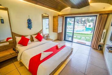 هتل Eleven Petals Resort