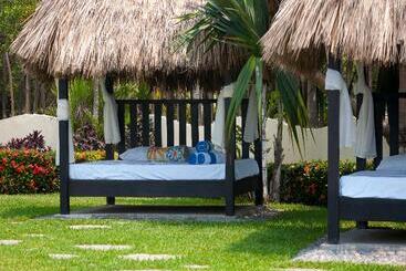 Artisan Family Hotels And Resort Collection Playa Esmeralda