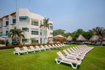 Artisan Family Hotels And Resort Collection Playa Esmeralda