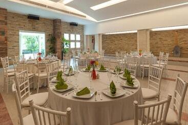 Artisan Family Hotels And Resort Collection Playa Esmeralda