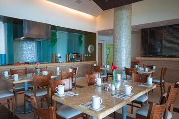 Artisan Family Hotels And Resort Collection Playa Esmeralda