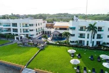 Artisan Family Hotels And Resort Collection Playa Esmeralda