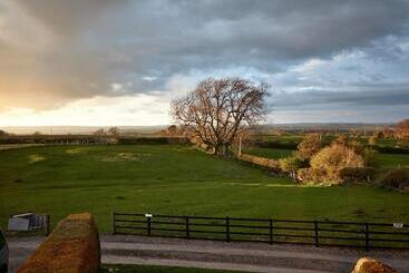 هتل Lily Hill Farm