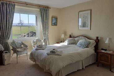 هتل Lily Hill Farm