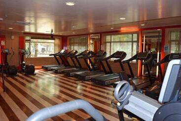 هتل The Palms Town & Country Club   Resort
