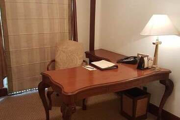 هتل The Palms Town & Country Club   Resort