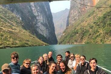 تختخواب و صبحانه Ha Giang Safari Hostel & Motorbikes