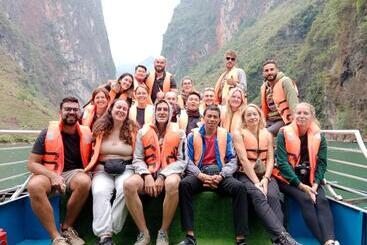 تختخواب و صبحانه Ha Giang Safari Hostel & Motorbikes