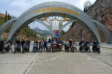 تختخواب و صبحانه Ha Giang Safari Hostel & Motorbikes