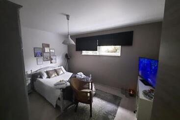 تختخواب و صبحانه La Maison De Marie