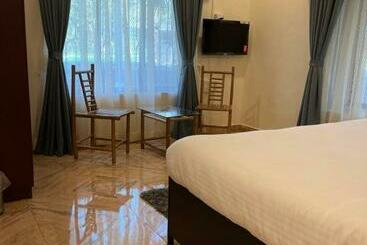 هتل Aura Villa