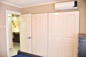 تختخواب و صبحانه The President Room 5 Minutes To Devon House 6 Strathairn Avenue Kingston