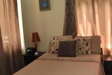 تختخواب و صبحانه The President Room 5 Minutes To Devon House 6 Strathairn Avenue Kingston