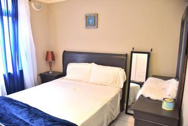 تختخواب و صبحانه The President Room 5 Minutes To Devon House 6 Strathairn Avenue Kingston