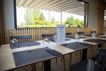 پانسیون Hostal Restaurante Cuatro Caminos