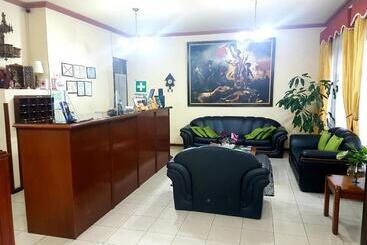 هتل Paola Hostal