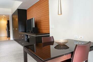 Modern Private Studio   King Bed, Jacuzzi, Balcony And Pool