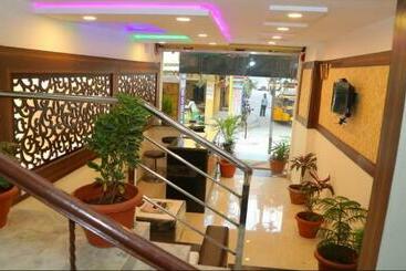 فندق Grand Ashirwad By Wb Inn