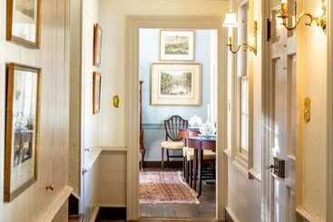 تختخواب و صبحانه Hollymead House