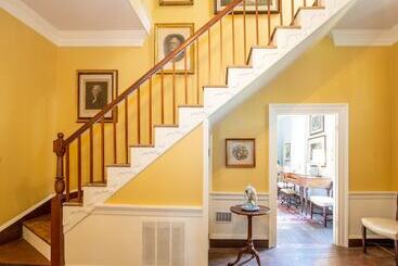 تختخواب و صبحانه Hollymead House