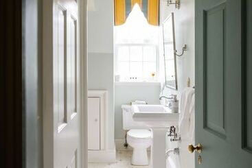 تختخواب و صبحانه Hollymead House
