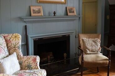 تختخواب و صبحانه Hollymead House
