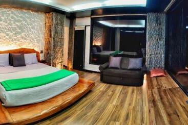 هتل Cantalarana, Antes Wikiri Lodge