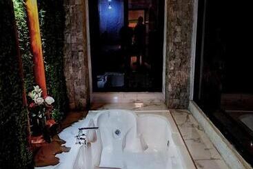 هتل Cantalarana, Antes Wikiri Lodge