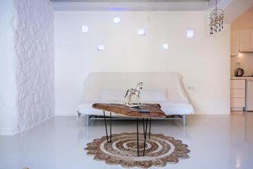 هتل Yasos Suites