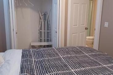 پانسیون 680 Sq Ft Private Space With Ensuite Bathroom