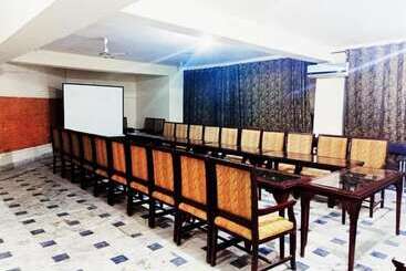 هتل Luxury Palace Peshawar