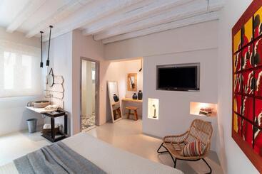 تختخواب و صبحانه F Charm All Suites   Adults Only