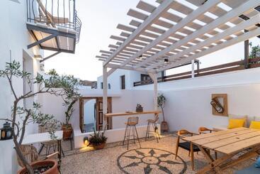 تختخواب و صبحانه F Charm All Suites   Adults Only