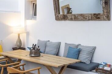 تختخواب و صبحانه F Charm All Suites   Adults Only